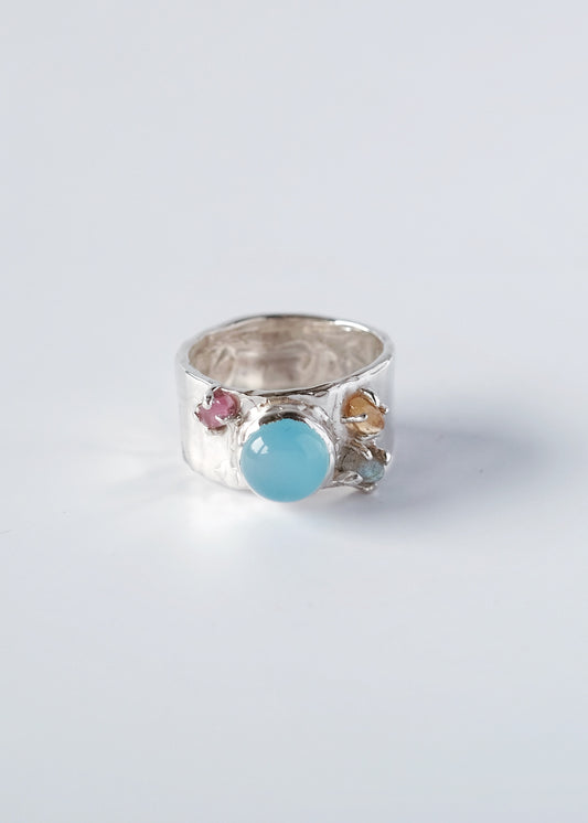 Ring mit blauem Chalcedon und Turmalinen