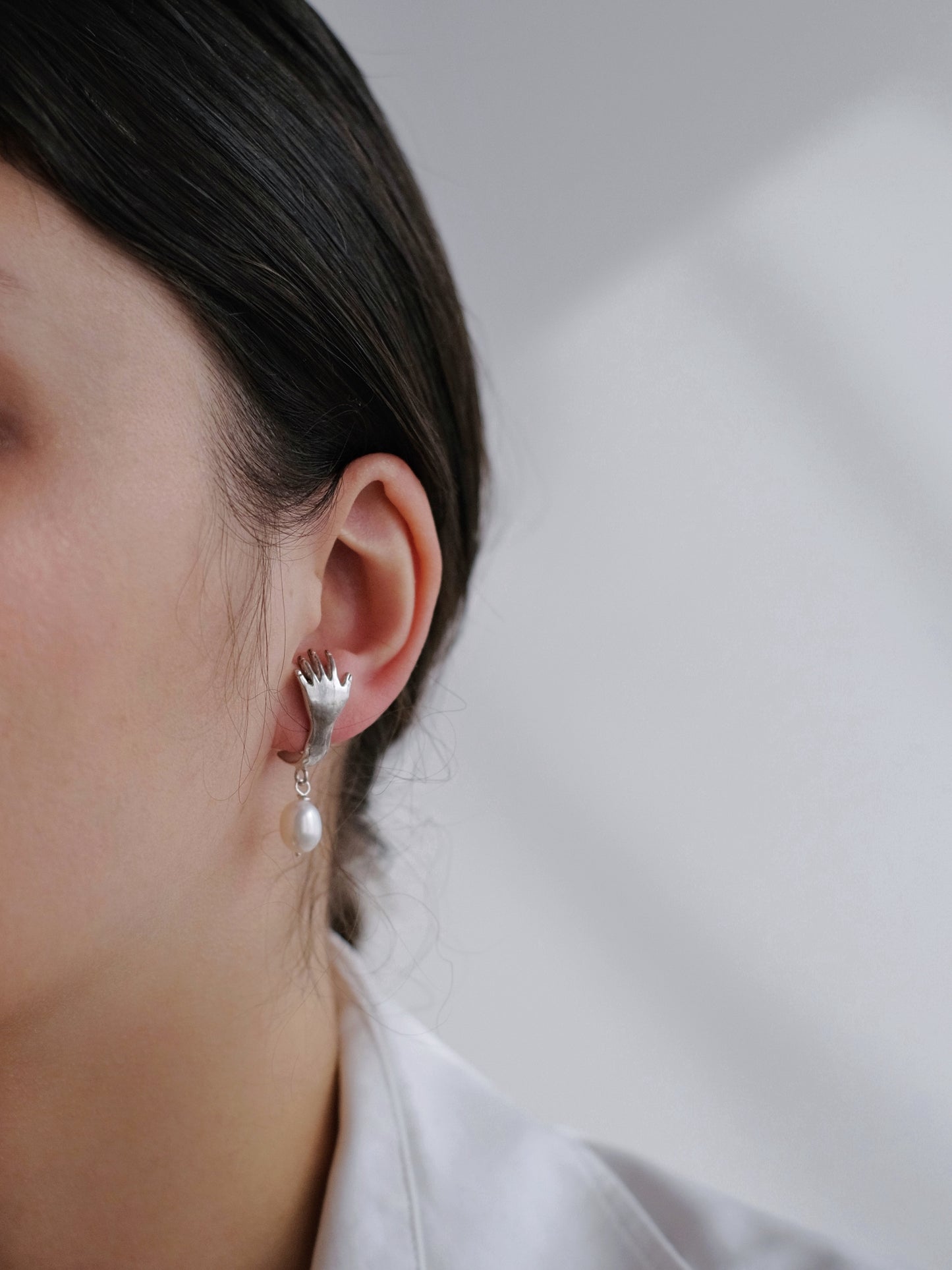 Earrings "I hugs your ear" with pearl