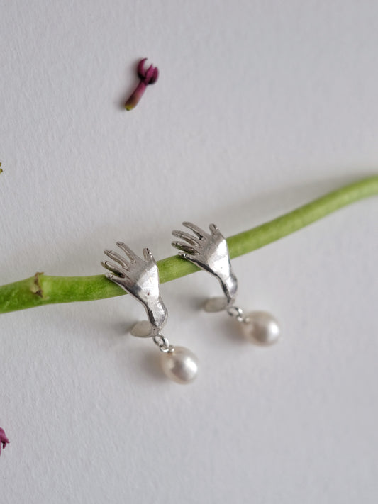 Earrings "I hugs your ear" with pearl