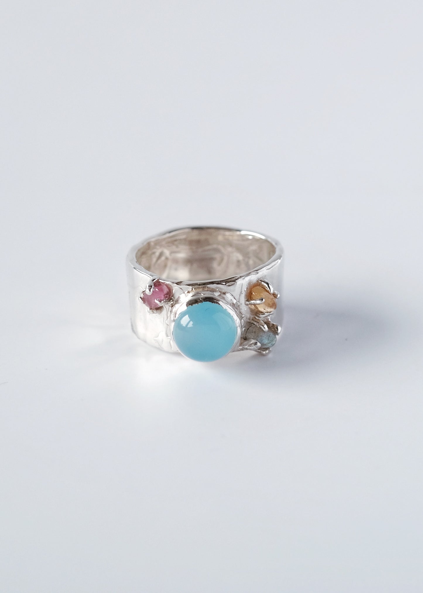 Ring mit blauem Chalcedon und Turmalinen