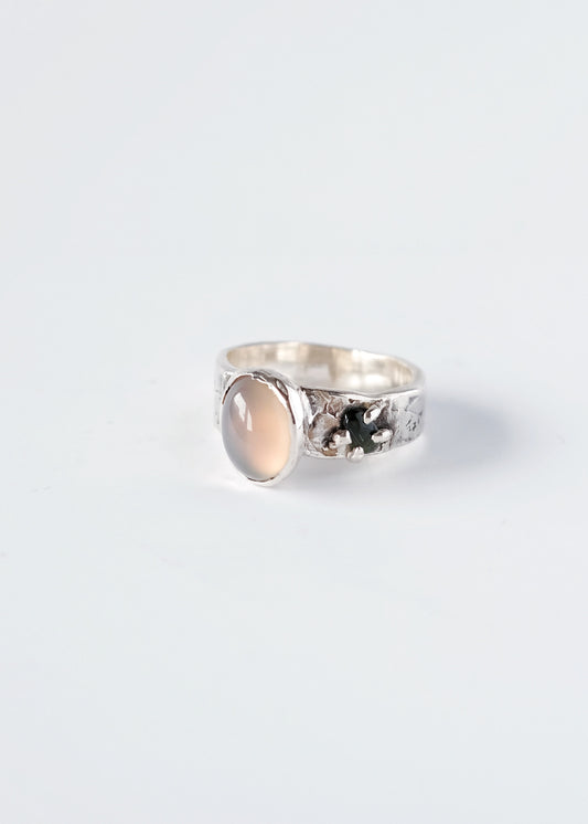 Ring mit Chalzedon und Turmalin