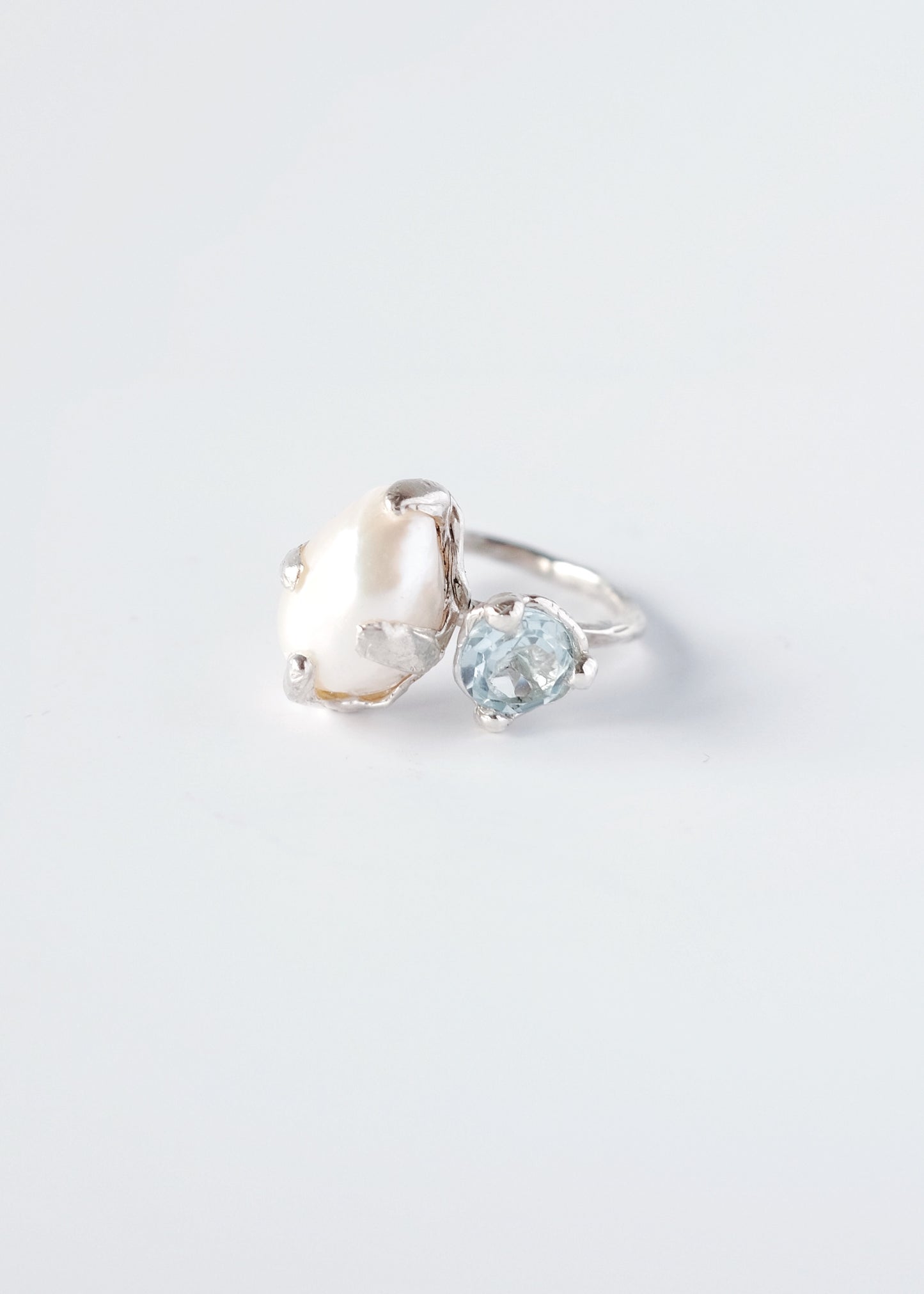 Ring mit Perle und blauem Topas