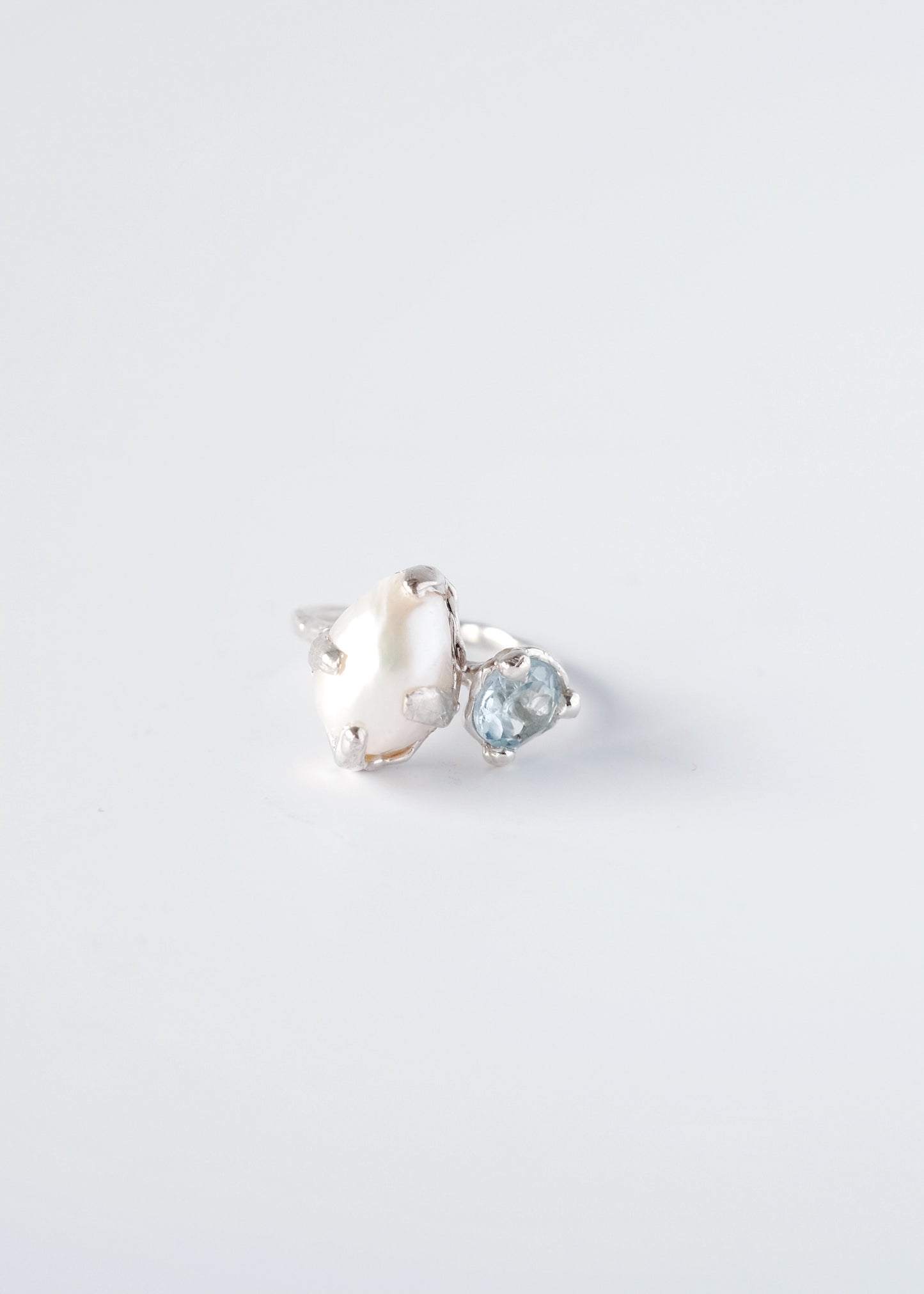 Ring mit Perle und blauem Topas