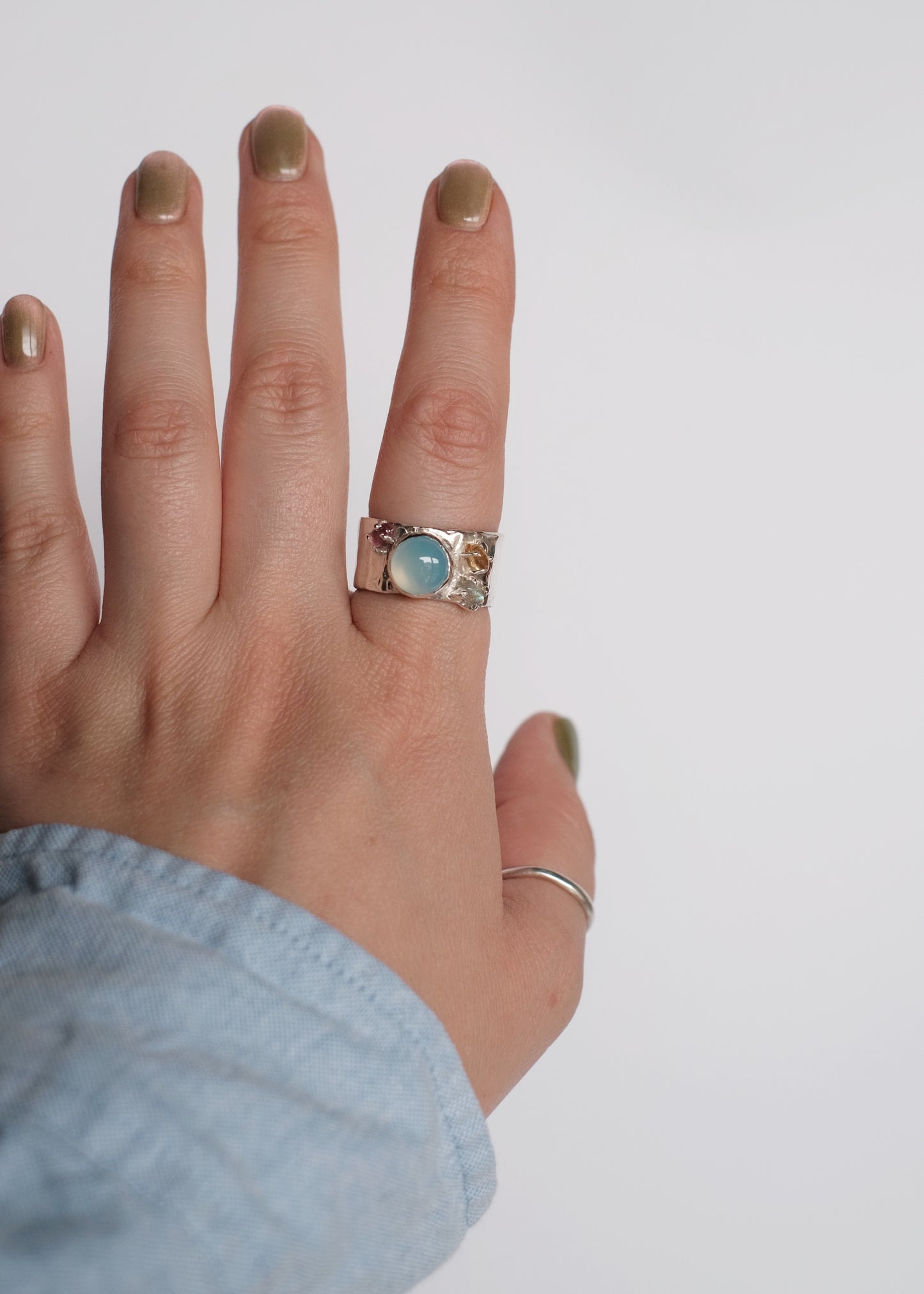 Ring mit blauem Chalcedon und Turmalinen