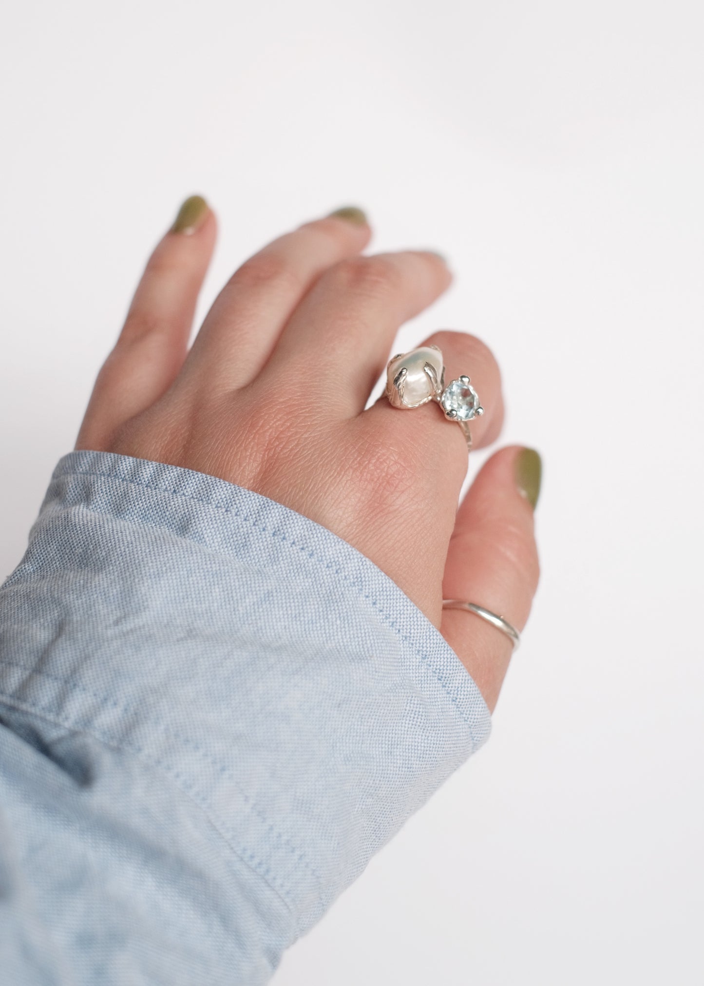 Ring mit Perle und blauem Topas