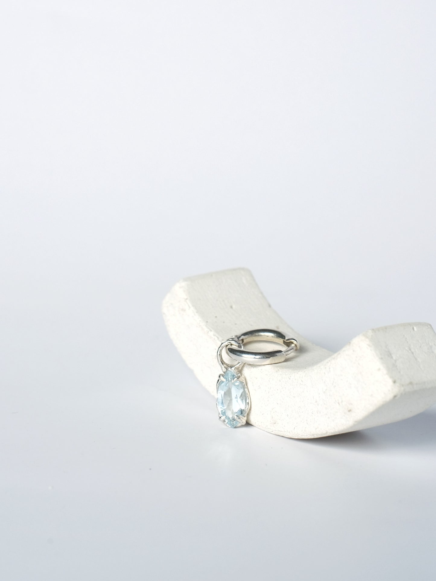Mono Earring with Topaz