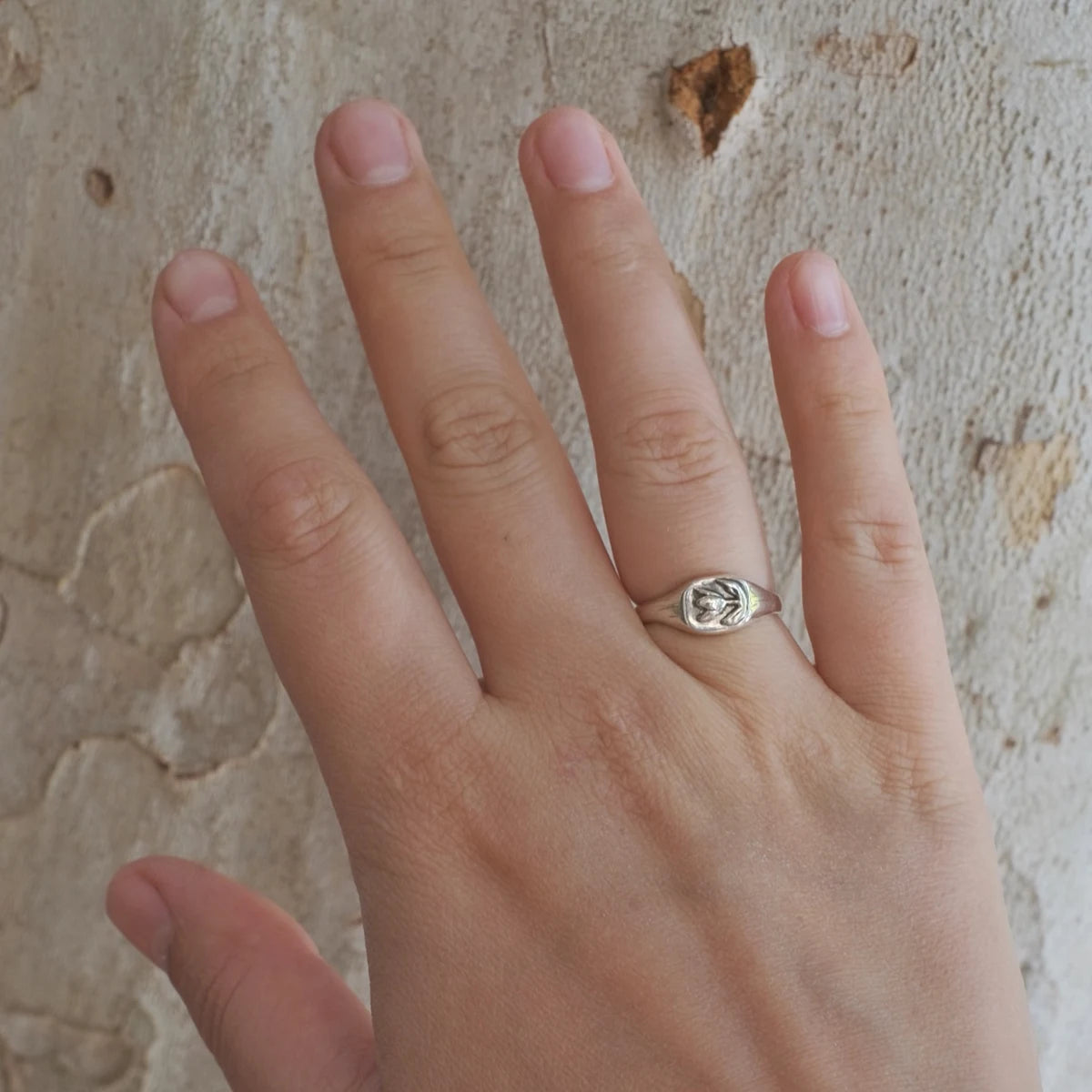 Stalyi Tiulpan handmade sterling silver tulip ring worn on hand