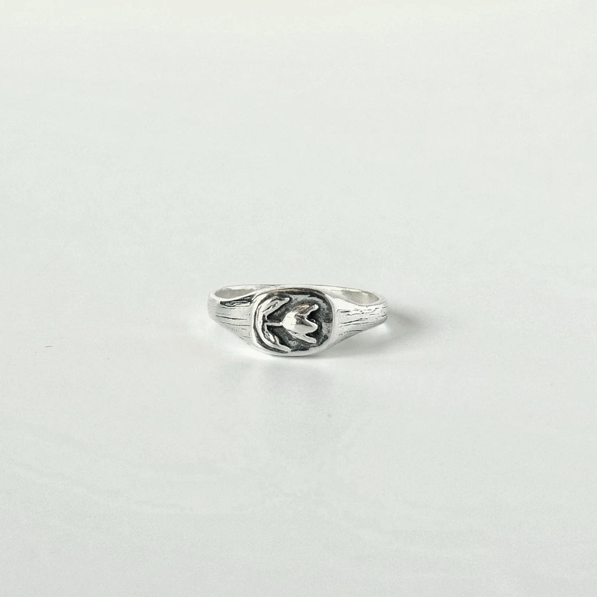 Stalyi Tiulpan sterling silver signet ring with tulip motif, close-up product view